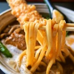 Oni Ha Soto Fuku Ha Uchi - 1日20食限定 極厚角煮 えび天 温玉入りカレーうどん（うどん）