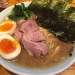 ラーメン 洞くつ家 - (2016.10) チャーシュー麺。隠れてるけどチャーシュー7枚位ありました(^^)