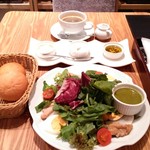 LA LOBROS PAN TABLE CAFE - バランスコブサラダのランチセット。