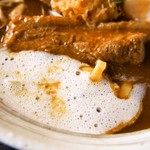 鬼はそと福はうち - 1日20食限定 極厚角煮 えび天 温玉入りカレーうどん（カプチーノ風 黒豚スープ）