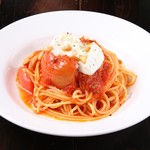 モツァレラチーズとトマトのスパゲティ