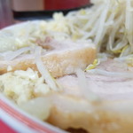ラーメン二郎 - 豚の厚み