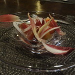 ル・ゴーシュ・セキ - 戻り鰹、北寄貝、アンディーブ、白玉ねぎ、みょうがのコンポート