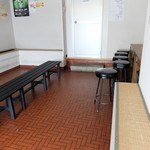 ラーメン二郎 - 待合室