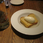 シャルキュ - ババ　キルシュがけ
      キルシュをその場でかけていただきます。