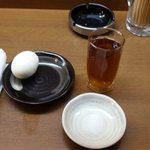 龍宝 - おしぼり・お茶・ゆで卵がサービスで出てきました。