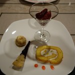 さらの木 - （2016/9月夕食）デザート：フルーツのロールケーキクルミのセミフレッドブルーベリーパイ