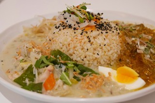 アジアンキッチン オオツカレー - 手羽元白湯スープのグリーンカレー