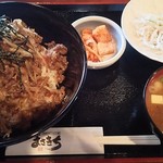 昭和のホルモン焼 まさきち - にく丼　肉大盛（＋200円）