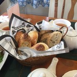 Bread lunch & Cafe La mia casa - 自家製酵母のパンや国産小麦のパン、いろいろなパンをご用意してお待ちしております。