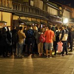 津田楼 - 芸能人の出待ちかと思いきや「舞妓さん待ち」の観光客