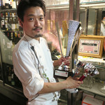 エビスエスクラッシコ - 優勝カップを手にするシェフ