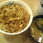 松屋 - 2010/11/15 豚めし290円、697kcal