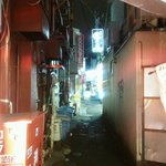 貝と魚と炉ばたのバンビ - この路地の奥右側に店はあります。