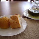 Restaurant B・B・R - ⑥２種類のパンとハーブオイル