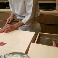 なか條 - 大間のマグロをさばいてます。