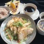 越麺屋 - お得なセット、五穀米と白米の２種類を準備し、みそ汁、ごはん、コーヒーがお代わりし放題です。