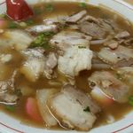 来々軒 - 週に一度は食べたくなる中毒性の高いスープ！小ぶりなチャーシューはライスと一緒に食べると旨い♪