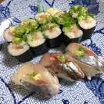 Chiyoda Sushi - 「まぐろたたき巻」と「あじ」。
                      お皿に盛る時、巻寿司2個、握り1個摘み食い。。