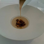 ラ クレリエール - フォアグラの油でソテーしたキノコ達にセップのスープを注いで、しっかりとしたフォンベースのスープはどれも絶品！