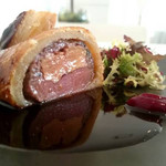 ラ クレリエール - 子鹿とフォアグラのパイ包み、濃厚な一皿はフランボワーズのピュレとサラダの酸でバランスを