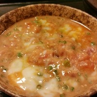 魚屋 小次朗 - 温玉と鮪、胡麻ダレを混ぜたら。