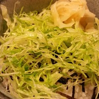 魚屋 小次朗 - レタスが敷き詰められた、丼ご飯。