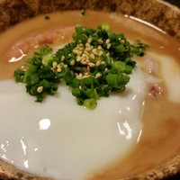 魚屋 小次朗 - 温玉入りの鮪すき身胡麻ダレ。