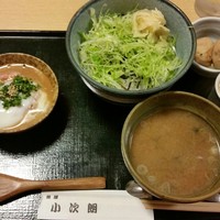 魚屋 小次朗 - 鮪すき身胡麻ダレ丼、９５０円。