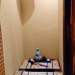祇園 みずおか - 店内入口入って左側にあった古井戸！！今は枯れてしまっているとのこと…(・。・;