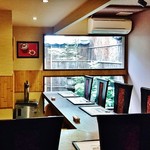 祇園 みずおか - 坪庭が見えるＬ字型カウンター席～♪(^o^)丿
