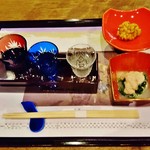 日本酒呑み比べ『女将セレクト』(1000円)と『煮浸し』と『豆ぎんなんと帆立の松の実揚げ』～♪(^o^)丿