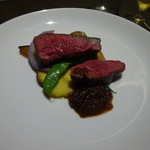 これは美味しすぎます。甘みのある肉。ごぼうのソースがついていますが、何もつけなくても美味しい・・・。