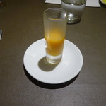 アミューズ。野菜とオレンジをミキサーにかけたもの。オレンジジュースみたいな味。