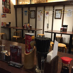 Sanuki Udon Taishi Toukyou Men Tsuu Dan - 店内は広くてテーブル席とカウンターもあり、お昼には遅い時間だけど、ちらほらお客さんもいる。女性のお一人様も多いね(^^ゞ
                        お店に入ると先にうどんを注文、うどんを受け取り、おにぎりや惣菜を取りレジへ☆彡