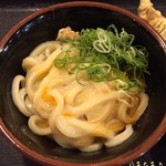 Sanuki Udon Taishi Toukyou Men Tsuu Dan - かまたま(小/360円)♪
                        釜玉はアツアツ！麺がモチモチ柔らかい…ってあれ？ココっても少し太くて割と硬めの麺じゃなかったっけ(･･? なんだか普通の太さの麺で柔らかめ？麺の方向性が変わったのかな？