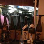 今泉 油屋 - カウンター前の焼酎