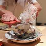 寿しの吉乃 - ノドグロ・蛤・松茸の香りが詰まった袋をハサミで・・・☆