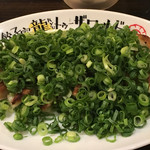 餃子家 龍 - 葱まみれ餃子
葱はテーブルで掛けてくれます。