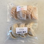 山田餃子店 - プレーン餃子390円、海老餃子430円各6個入りです。