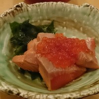 飯家くーた 銀座七丁目店 - おかず②サーモンのイクラ載せ
                意外とお気に入りです(^^)