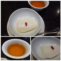 博多華都飯店 - ◆デザートの際「温かいお茶」が出されますが、食後に頂くと脂が落とされ口の中がサッパリしますよ。
                  ◆デザートは「杏仁豆腐」、、杏仁は多めですが普通の味わい。