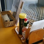 喫茶カルム - テーブル周り　2016.10