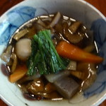 そば処 江川 - ２番目。具たくさんのキノコ汁。