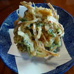 そば処 江川 - ３番目。具もたくさんの、かき揚げ。