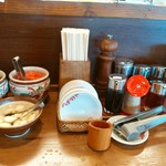 八番山ばりきや - 【2016.10.15(土)】テーブルにある調味料