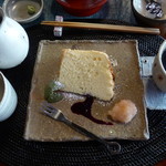そば処 江川 - 6番目。シフォンケーキ。桃、ブルーベリーソース。コーヒーも美味しい。