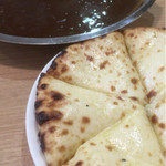 サバイスパイスキッチン - セットのカレー（ガラムキーマ）とモッツァレラチーズナン