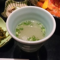博多華味鳥 銀座4丁目店 - 鶏スープ
                滋味たっぷりで美味しい。テーブル備え付けの塩で味の調整ができますよ。