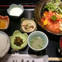 博多華味鳥 銀座4丁目店 - 日替わりランチ
                鶏肉のトマトソース煮込み。鶏スープ、デザート、小鉢も複数付いて@1000円(^^)